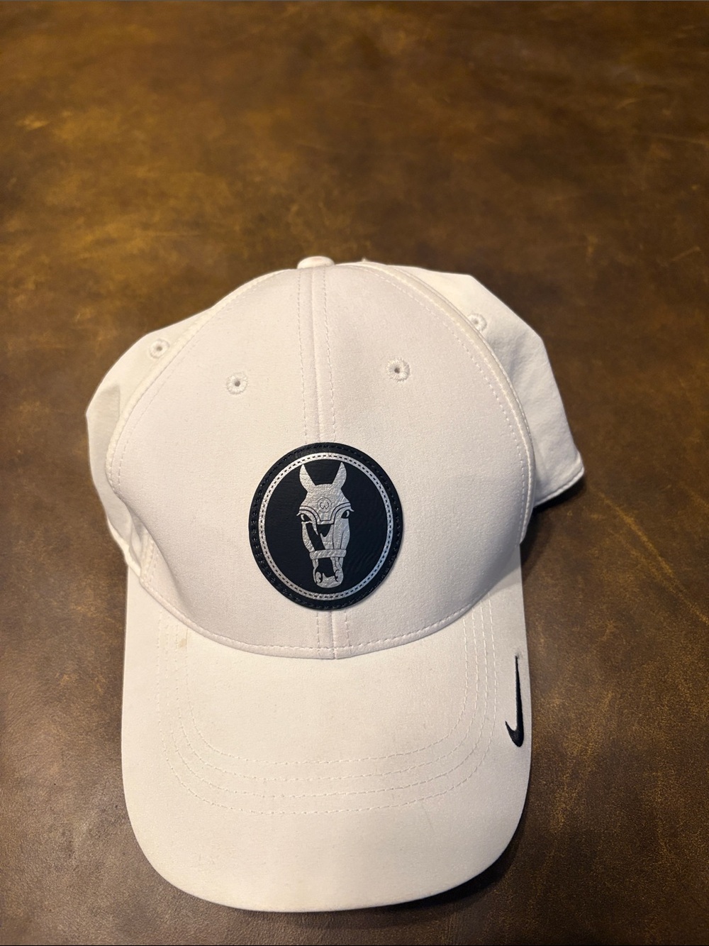 Nike White Baseball Cap with Black Embroidered Horse Patch - Picture 5 of 7